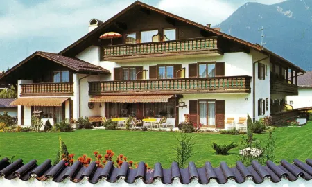 Hotel Garni Brunnthaler Отели в г. Гармиш-Партенкирхен