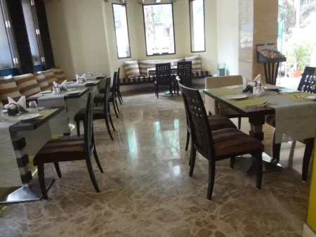 Ascot Hotel Отели рядом с достопримечательностью «Библиотека Дэвида Сэссуна»