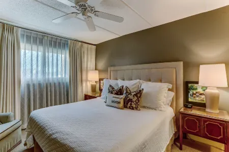 Oceanfront Beach Escape Condo with WiFi by RedAwning Отели рядом с достопримечательностью «Amelia Island Lighthouse»