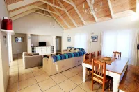 The Pelican - Stunning 3-bedroom Holiday Home in Langebaan - 4-Star