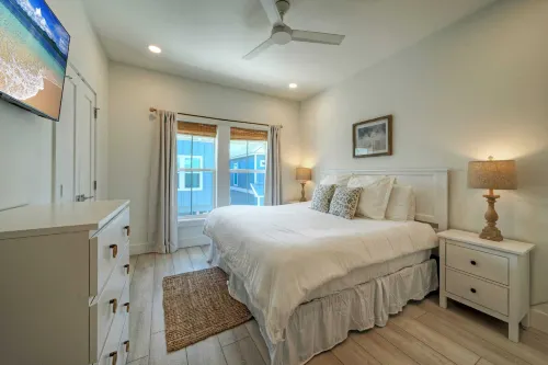 Luxury 4Bdr Beach Retreat w Private Pool Walk to Dining Shops Shore Thang