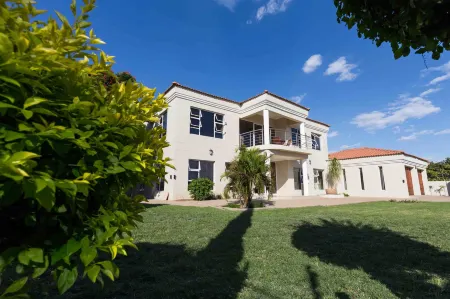 The Studio Guest House Отели в г. Габороне