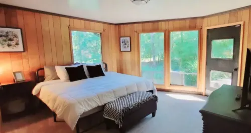 2 Homes! 6 BR 5BA! Swimming pool! Private Hot Tub! Pool Table! Basketball Hoop!