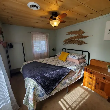 Pergola Place - Lake Access, 2 Bedroom, Sleeps 4, Pet Friendly