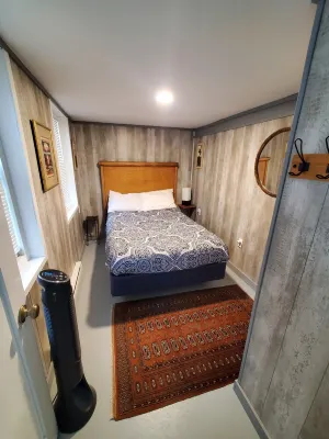 Charming 3-bedroom lake cottage in Kettle Moraine State Forest with AC, WiFi Hotels near Tiki Beach Resort