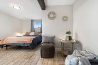 NEW! Hot Tub I Game Room I Arcade w/ 10k+ Games I Walkable to Great Hikes I NAU