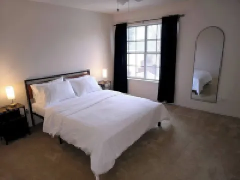 Spacious 5BR villa with backyard Oasis, Pool, Air hockey and high speed WiFi Hotels in Corinth