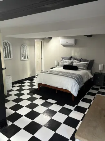 Charming 1-bedroom diner theme apartment with AC and WiFi in Morrow