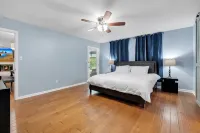 Beautiful Cozy Pool Oasis, 3/2 Heated Pool Home, Fenced, Pet Friendly, King Bed