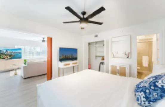 Boca Waterfront Oasis: Bright Corner Unit – Walk to Beach
