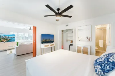 Boca Coastal Waterfront Stay - 2BR 2BA - Pool, Gym, Parking, Walk to Beach 레드 리프 공원 주변 호텔