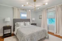 Sunset Cottage: Charming 2-bdrm house w/ king bed in WinstonSalem; great locatio Hotel in zona M.C. Benton Jr. Convention Center