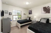 Spacious 5-Bedroom Townhome in Gated Community. Minutes from Disney! Sleeps 10