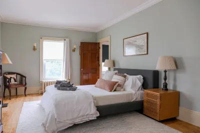 Centrally located, a Beautiful Landmark House for an ideal Family Getaway! Hotels near Waterman Building