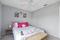 AMAZING Waterfront Paradise -3 Bed 2 bath-NO FEE Heated Pool-Private Dock-Kayaks