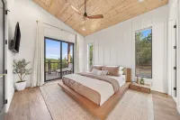 Luxury Hilltop, Surreal Views, Pool, Hot Tub, Firepit & 4Kings Bed