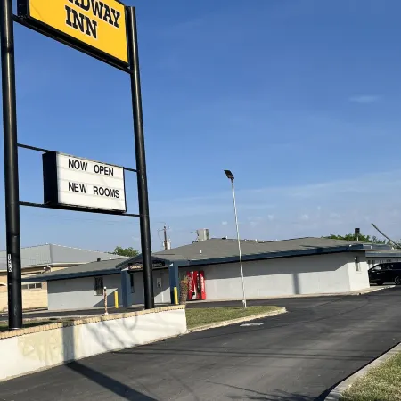 Broadway Inn Motel Отели рядом с достопримечательностью «Художественный музей Макней»