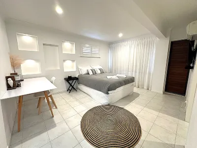 Castaway in Tugun Hotels near Currumbin Wildlife Sanctuary