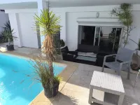 Stylish villa avec parking et piscine - Villas