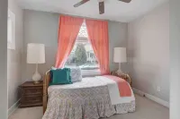 Fun Retro Apartment on Quiet Dead End Street Near Stage AE & Acrisure Stadium Hotels near Settlers Cabin Dog Park