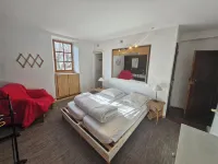 Large family home in the mountains with swimming pool 포숑-드-바흑쓸로네뜨 호텔