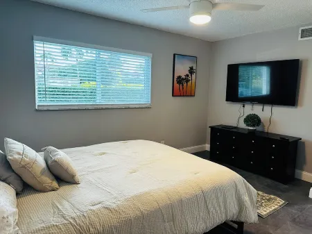 Charming 2-bedroom apartment with AC, WiFi in pleasant Delray Beach