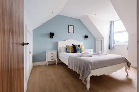 Elegant 2 Bed Flat with Balcony in Finchley Отели в г. Барнет