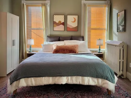 King-Sized Condo - Great Location - Steps to Cafes & Restaurants Отели рядом с достопримечательностью «Цинциннати Зу & Ботаникал Гарден»