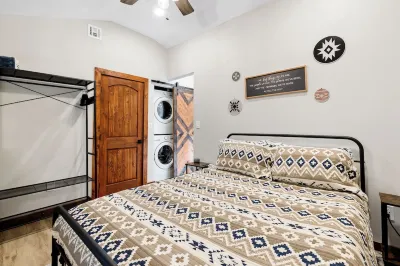 MTNSIDE Cabin with VIEWS by LYNX LAKE 20 min to TOWN Upper Goldwater Lake parking附近的飯店