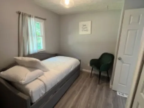 Cozy Modern Cabin in the Woods Hotels in Paupack Township