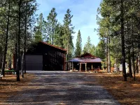 Pinecone Cabin, Couples Retreat, Hot Tub, Pet Friendly, Private!
