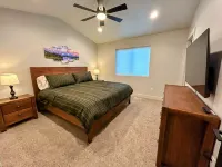 Modern Gem • 2 Kings • Bunks • Hot Tub • Walkable to Driggs • Mountain Views