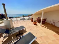 Bungalow, private pool and fiber optic internet, close to the sea, sheltered patio.