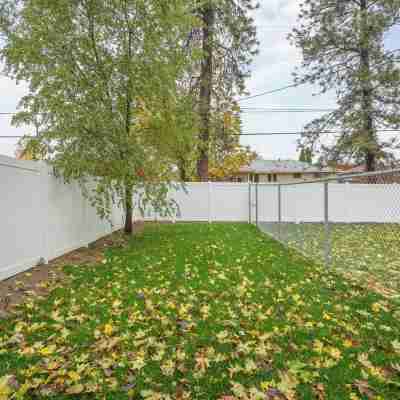 Charming 3-bedroom duplex with AC, WiFi in superb Spokane Hotel Exterior