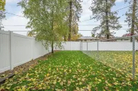 Charming 3-bedroom duplex with AC, WiFi in superb Spokane Indian Trails Shopping Center附近的飯店