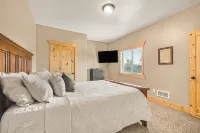 Elk Ridge Retreat-25m to Yellowstone+Hot Tub+Home Theater Hotels near Upper Mesa Falls
