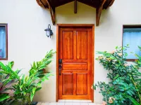 3 min walk to surf, 3bedrooms, Villa, Pool, Steps to the Beach! Hotels in Dominical