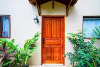 3 min walk to surf, 3bedrooms, Villa, Pool, Steps to the Beach!