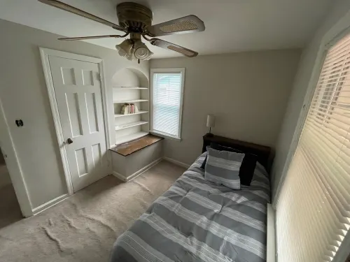 Charming 3 bed/2 bath whole house with 1.0 GB WiFi, TV in LR and each bedroom