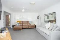 Pool house on the canal, private Jetty, Wifi