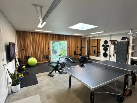 Cozy Quiet 2 Bed Victoria Retreat with Gym Отели рядом с достопримечательностью «Continuing Studies at UVic»