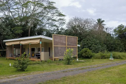 Cosy villa set away from the noisy main road. Close to private beach.