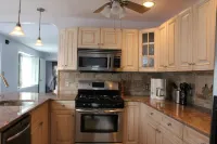 Beach Block - Modern 3BR/2Ba Family Friendly Home - 욕조