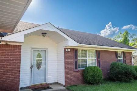 Cheerful 3-Bed Room Home in Columbus, MS Отели в г. Колумбус