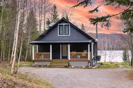 Ultimate Lakeview Cottage Retreat: Hot Tub, Paddle & Play