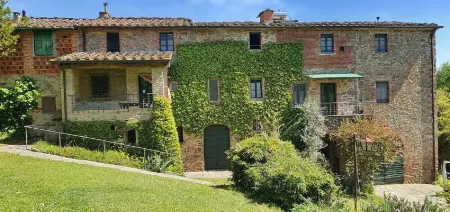 Tuscan-style farmhouse, surrounded by greenery, between Lucca, Pisa and Florence