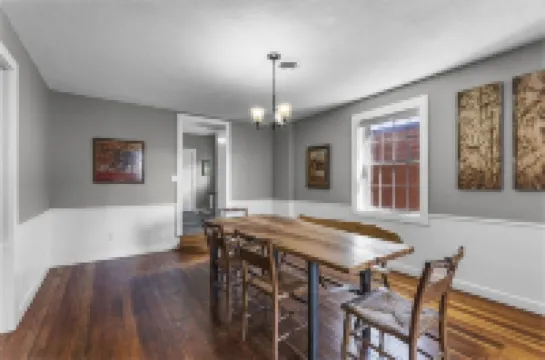 Downtown 4BR with 2 King Beds! Walking distance to SEMO and the River Front.