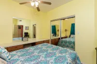 Condo. Winter Rates. Sleeps 4-Pool. Walk to Beach! 2nd Floor. Various Discounts. 鄰近Packery Channel County Park的酒店