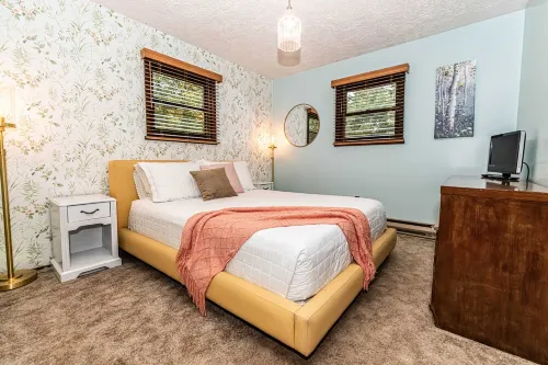 Robin's Nest ~ Hot tub ~ Firepit ~Kids Indoor Treehouse ~Gameroom ~Close to Ski