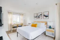 Modern & Renovated Studio Condo (Steps to the Beach - Pool, WiFi, Free Parking